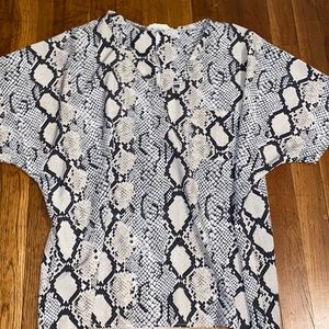 Small snake skin loose fitting top with front pocket